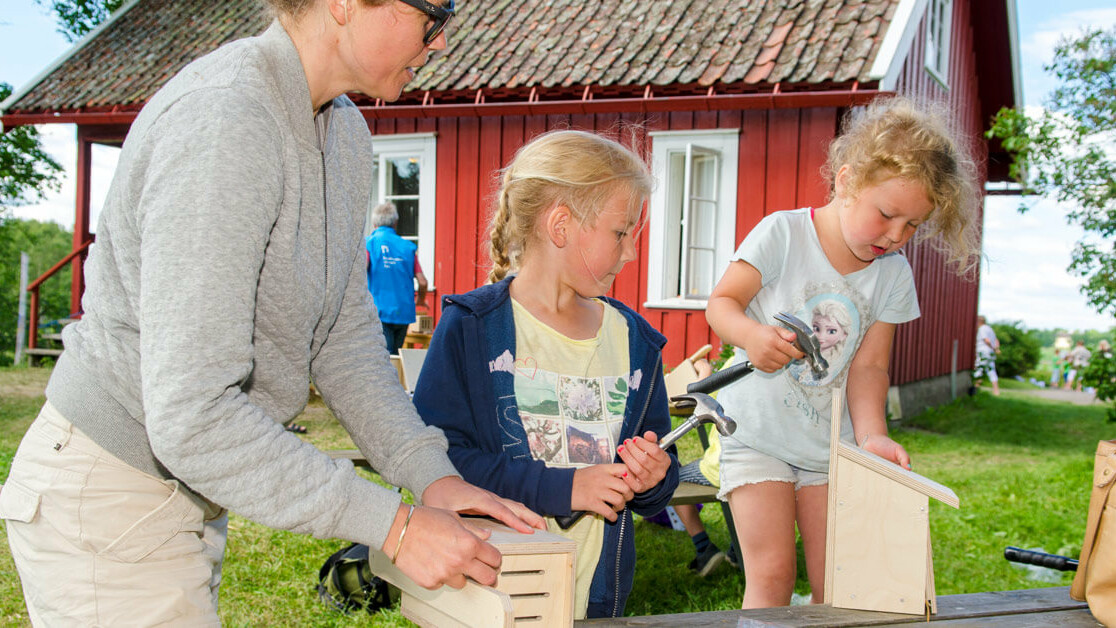 Barn som snekrer insekthus på åpen dag Ilene. Foto: Birgit Brosø