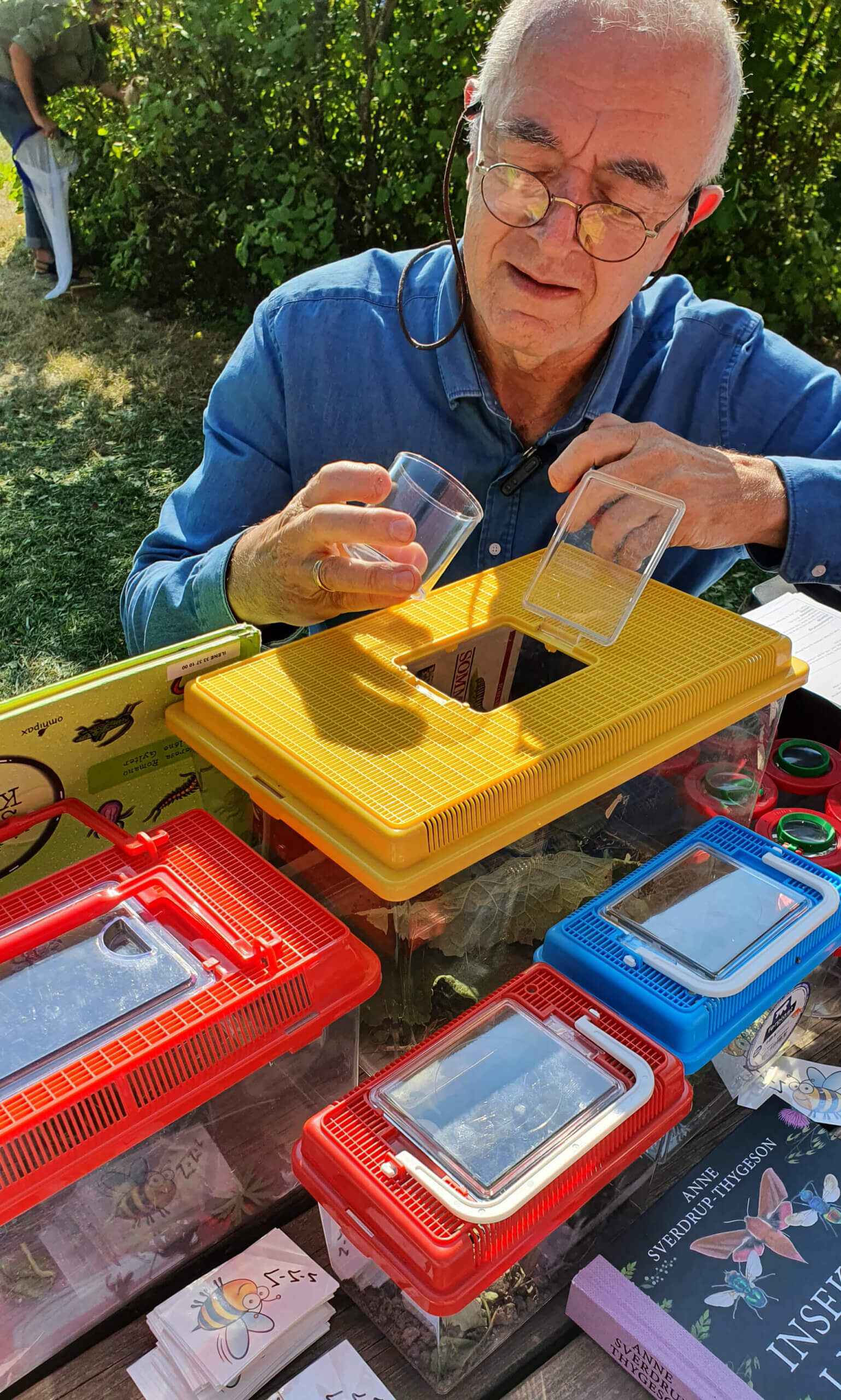 Magne Flåten ser i terrarium.