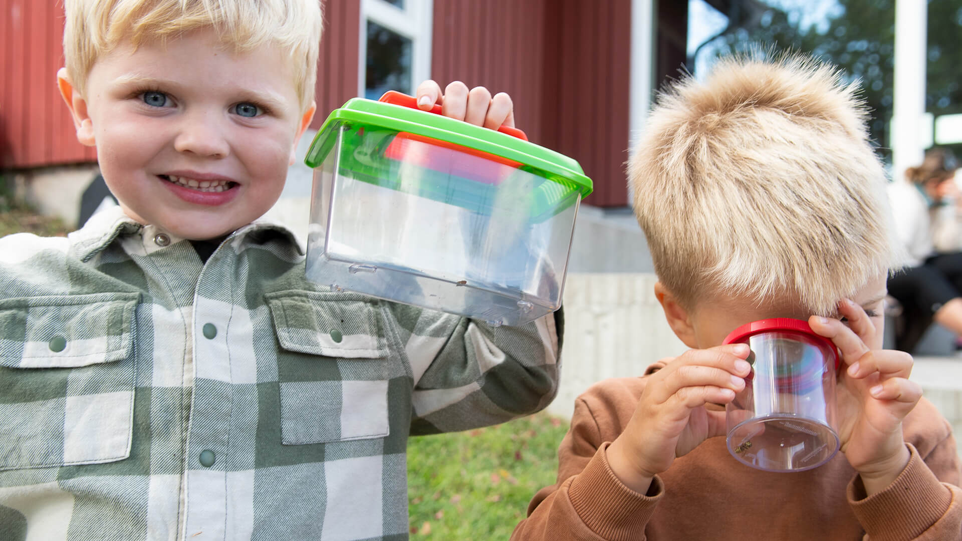 To gutter som har fanget småkryp i terrarier og lupebokser. Foto: Besøkssenter våtmark Ilene