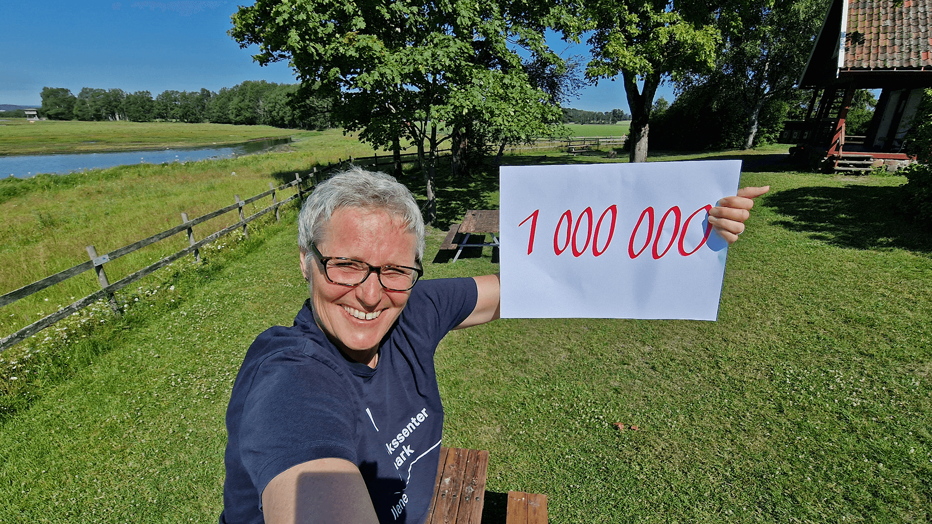 Daglig leder Birgit Brosø med plakat med skrevet 1 000 000