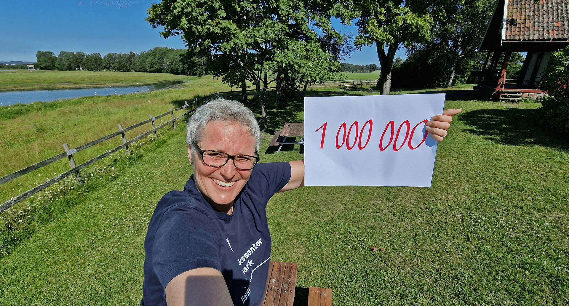 Daglig leder Birgit Brosø med plakat med skrevet 1 000 000