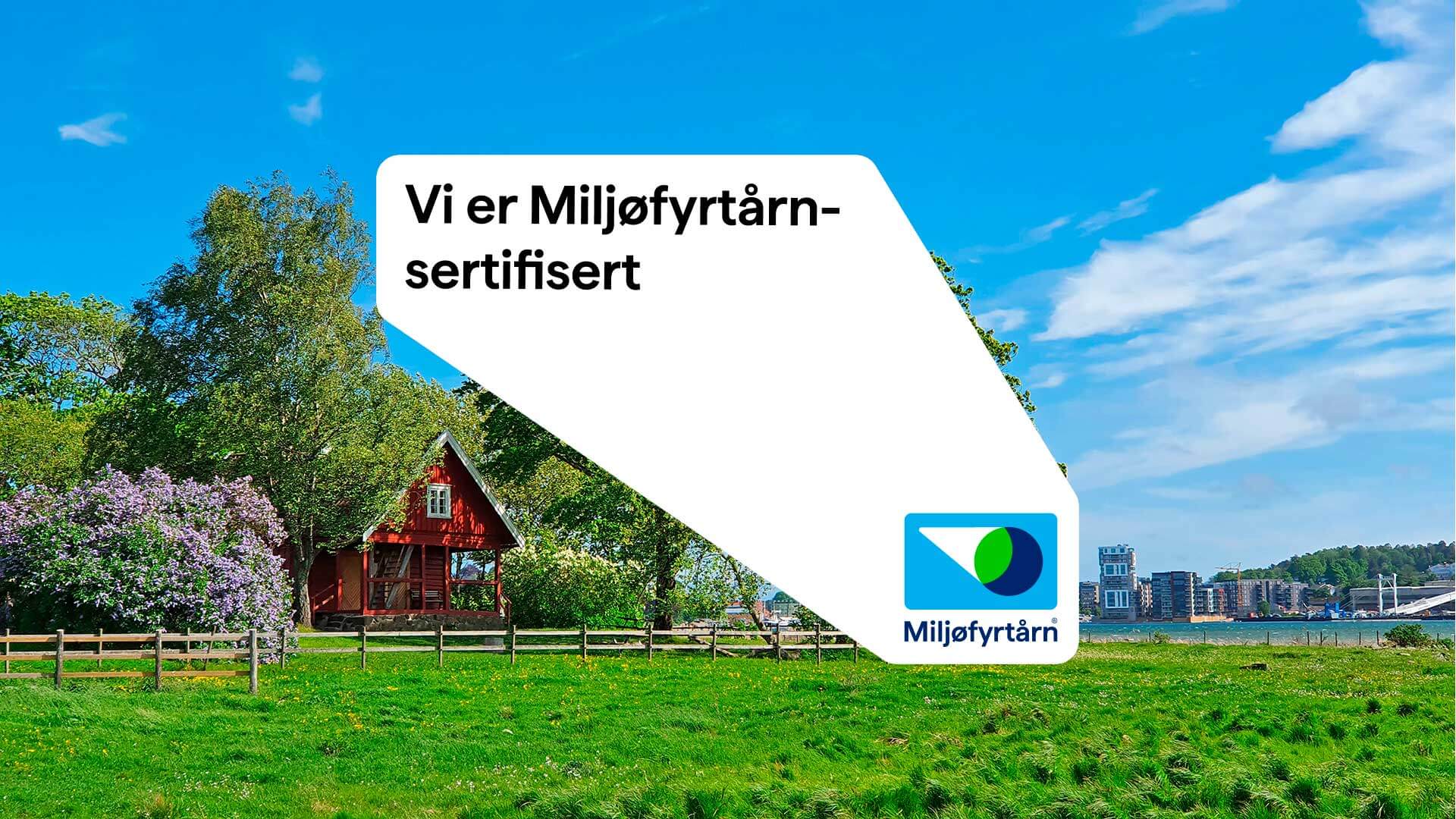 Rødt hus og grønn eng med Miljøfyrtårnlogo over